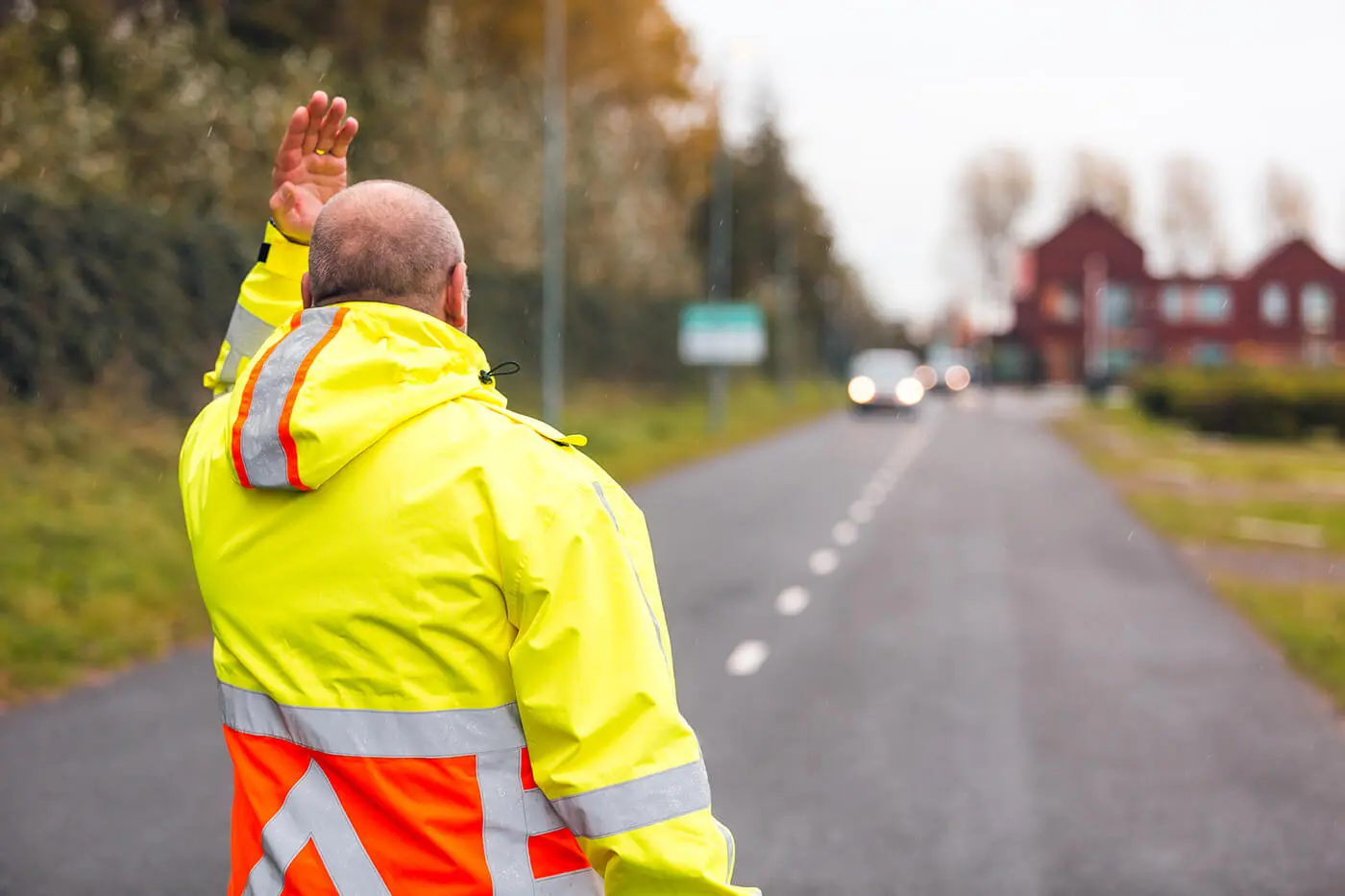 Verkeersregelaar met portofoon aan het werk