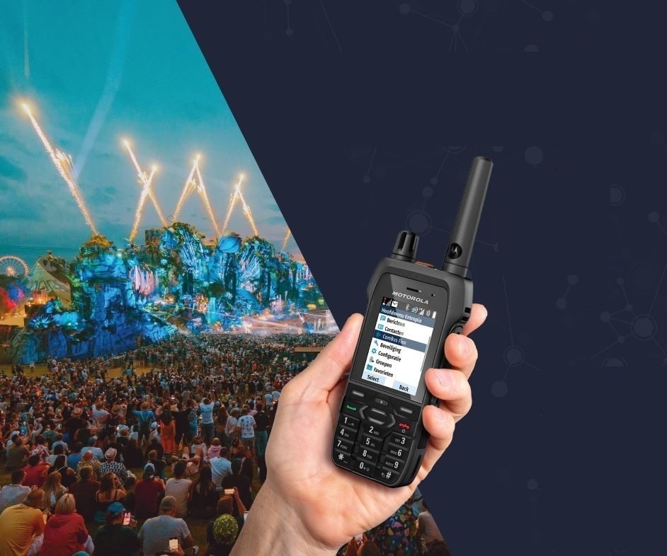 Motorola MXP600 portofoon, te huur en te koop bij R&S Communications, met Tomorrowland op de achtergrond