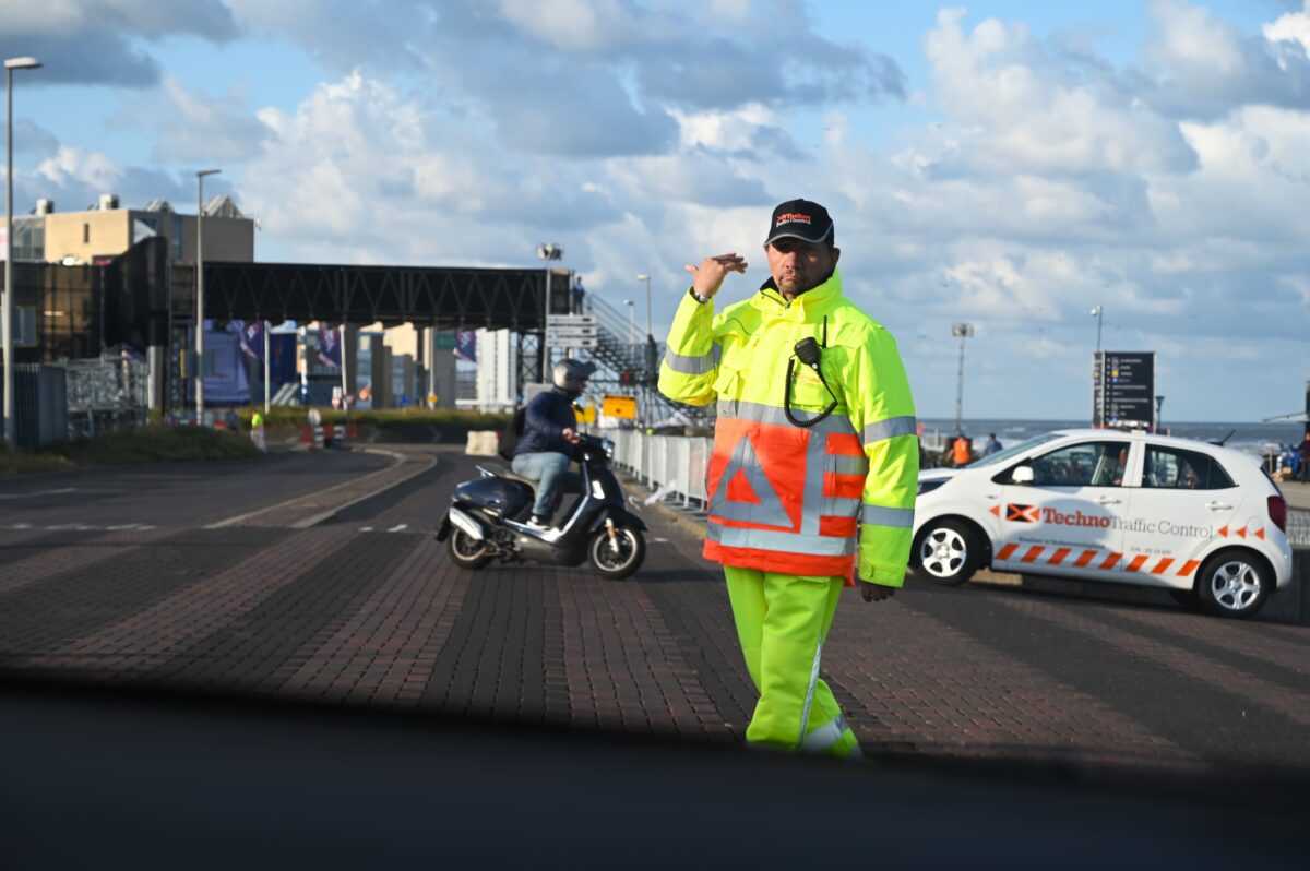 Verkeersregelaar met portofoon langs de weg in Zandvoort