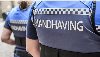 Medewerkers van handhaving op straat, van achteren gezien