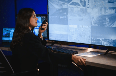 Medewerker in de meldkamer spreekt het team aan via de portofoon