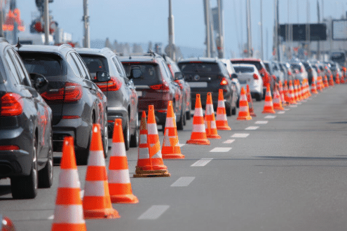 Werkvak met pionnen en een rij wachtende auto's