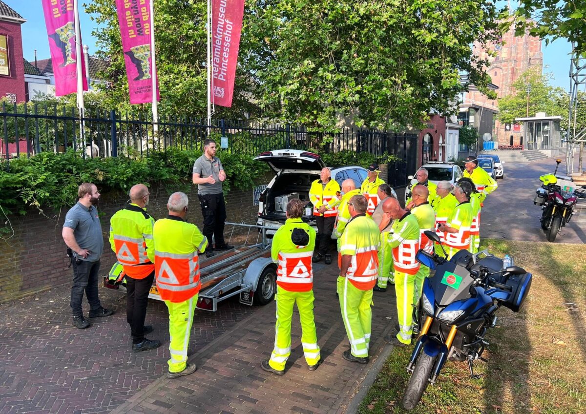 Groep verkeersregelaars bij de briefing voor de dienst